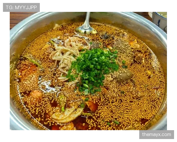 傅园慧训练完吃火锅被偶遇，桌上堆满毛肚黄喉，教练在旁边扶额