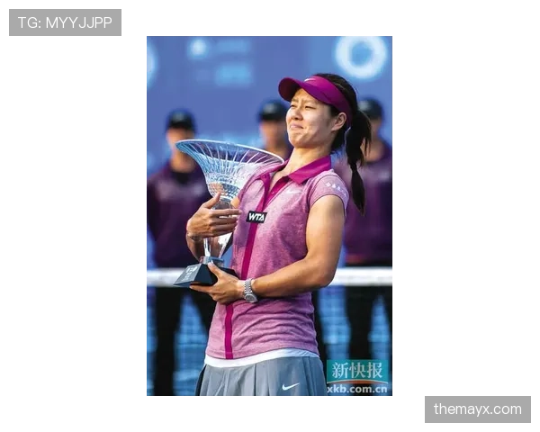 刚刷到彭帅的生活照——球场上狠角色，下了场秒变邻家大姐，这反差笑掉我牙了